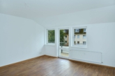 Wohnzimmer - Gemütliche 2 Zi.-Whg., ca. 63 m² Wfl. mit Einbauküche mit Balkon