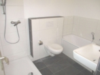 Badezimmer - Kapitalanlage mit Balkon – vermietete 4-Zimmer-Wohnung über zwei Etagen inkl. Stellplatz
